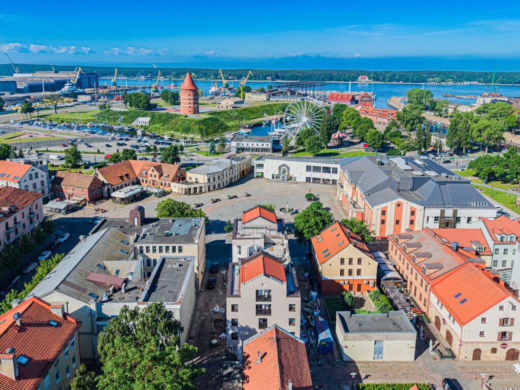 Kai senamiestis tampa Jūsų scena – Unikalus butas Teatro aikštėje