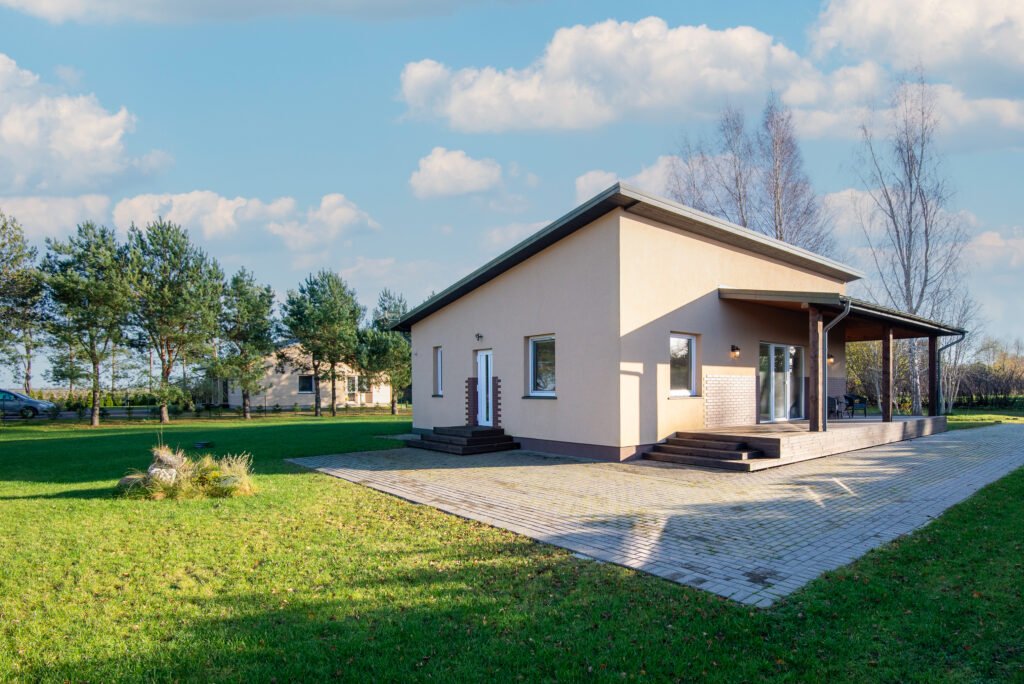 PARDUODAMAS JAUKUS NAMAS SU DIDELIU SKLYPU DREVERNOJE — RAMYBĖS IR PRIVATUMO OAZĖ