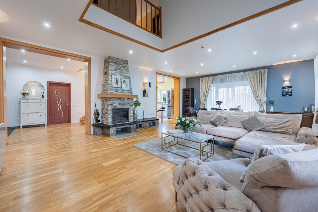 ERDVUS 225 M² GYVENAMASIS NAMAS 12 A SKLYPE – PIRTIS, GARAŽAS, TERASOS IR IŠPUOSELĖTAS KIEMAS