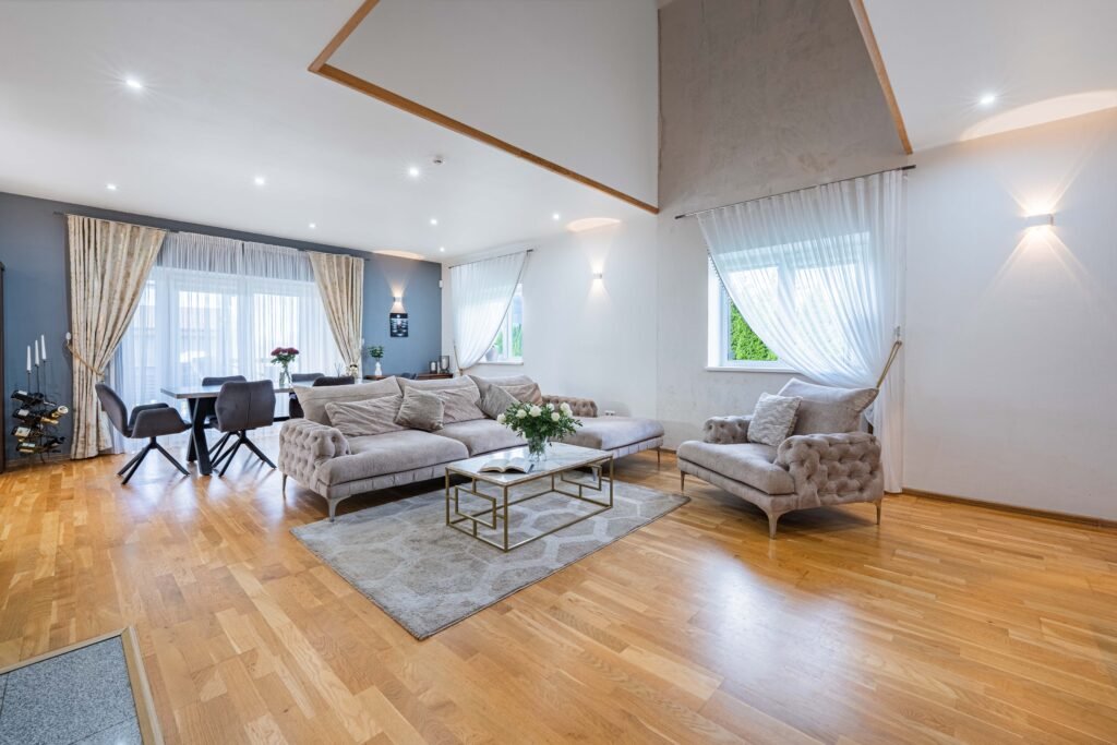ERDVUS 225 M² GYVENAMASIS NAMAS 12 A SKLYPE – PIRTIS, GARAŽAS, TERASOS IR IŠPUOSELĖTAS KIEMAS