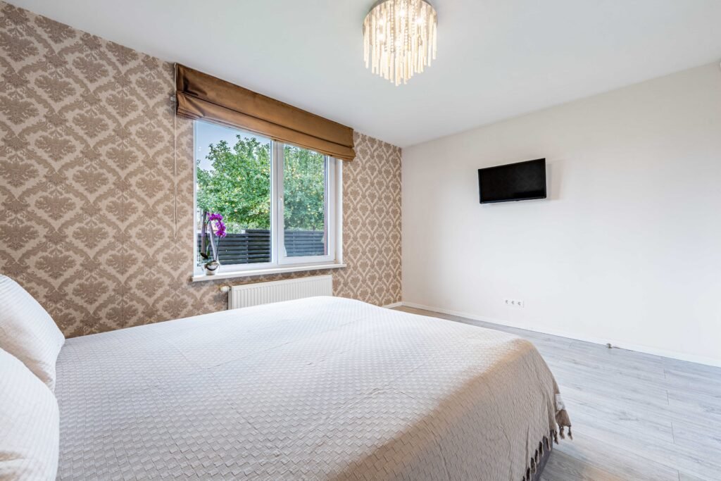 Riešuto g. 30 parduodamas pilnai įrengtas 120,44 m² gyvenamasis namas su 6 arų sklypu