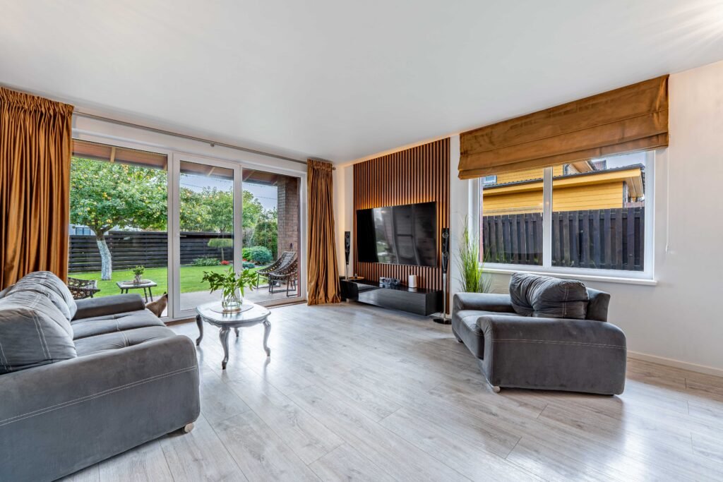 Riešuto g. 30 parduodamas pilnai įrengtas 120,44 m² gyvenamasis namas su 6 arų sklypu