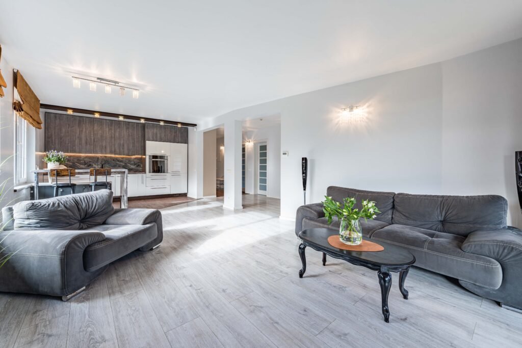 Riešuto g. 30 parduodamas pilnai įrengtas 120,44 m² gyvenamasis namas su 6 arų sklypu