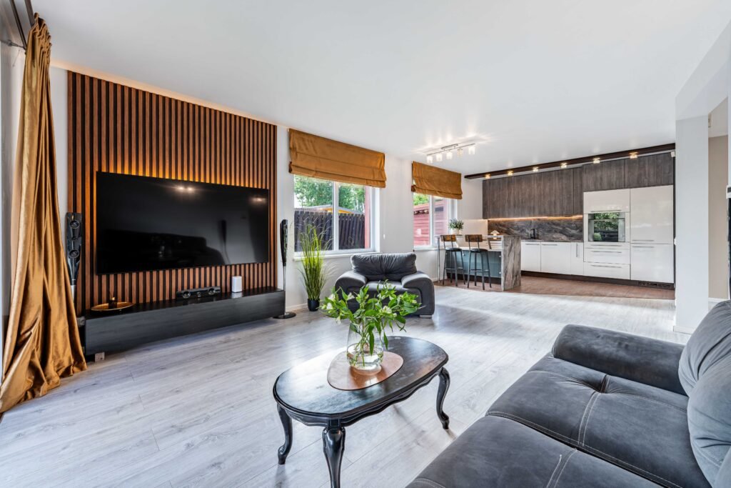 Riešuto g. 30 parduodamas pilnai įrengtas 120,44 m² gyvenamasis namas su 6 arų sklypu